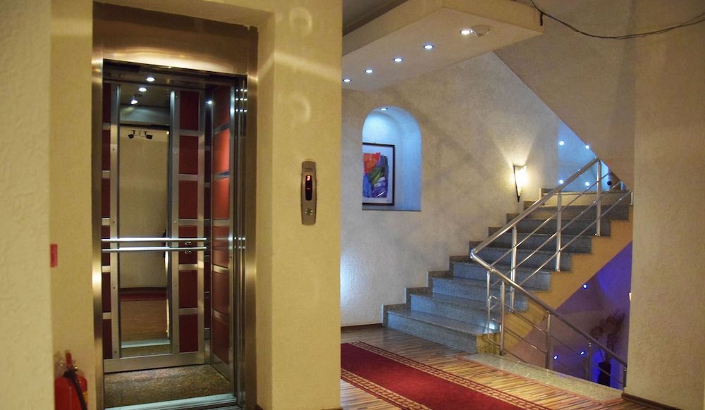 HOTEL DENIS 4 estrellas en Pristina
