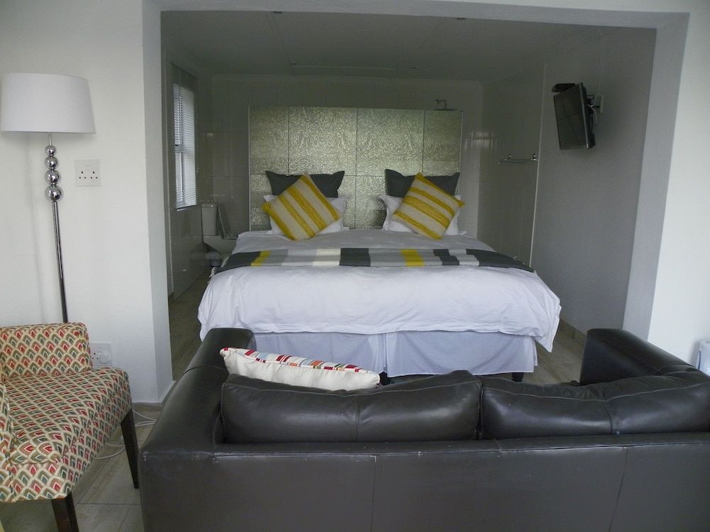 Blue's Guest House 3