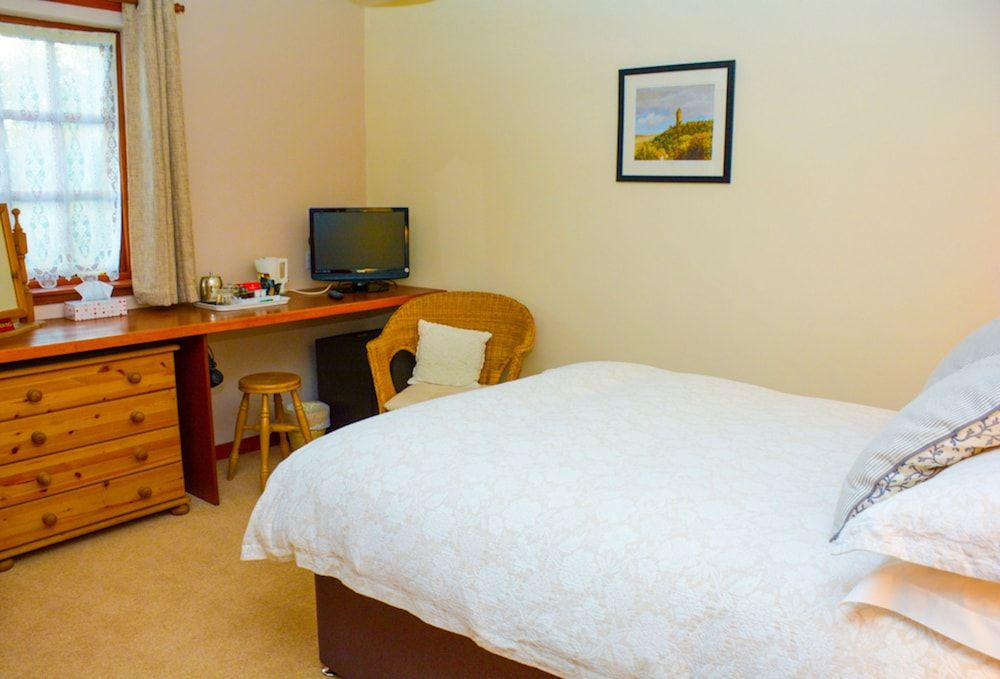 Clarke Cottage Guest House 3