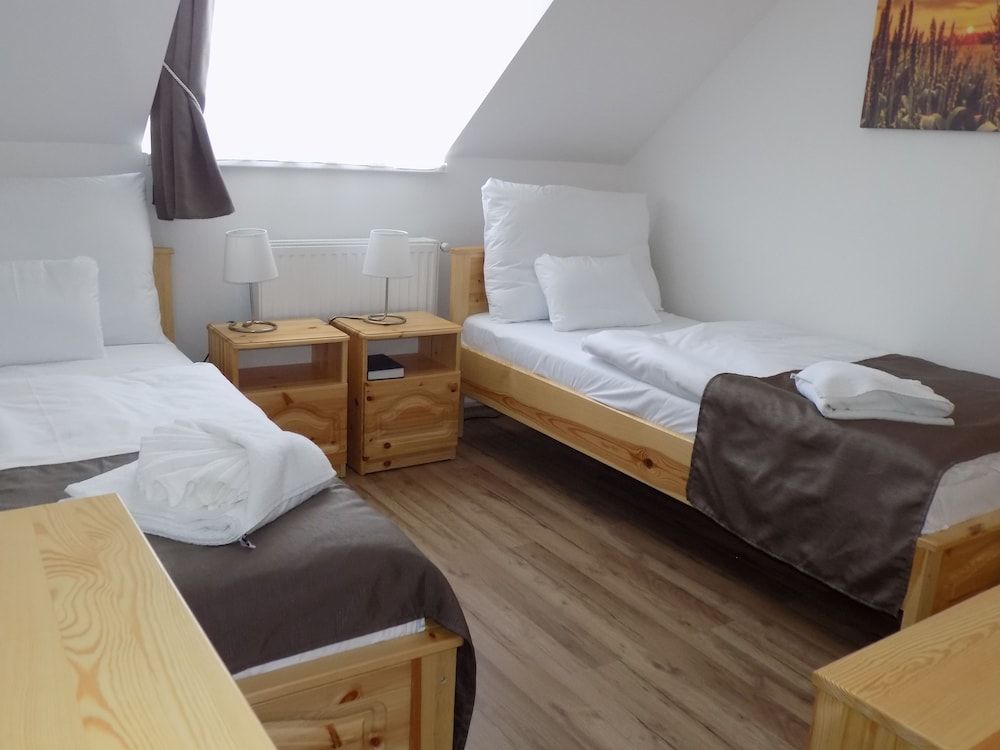 Land Plan Hotel and Restaurant 3 estrelas em Töltéstava