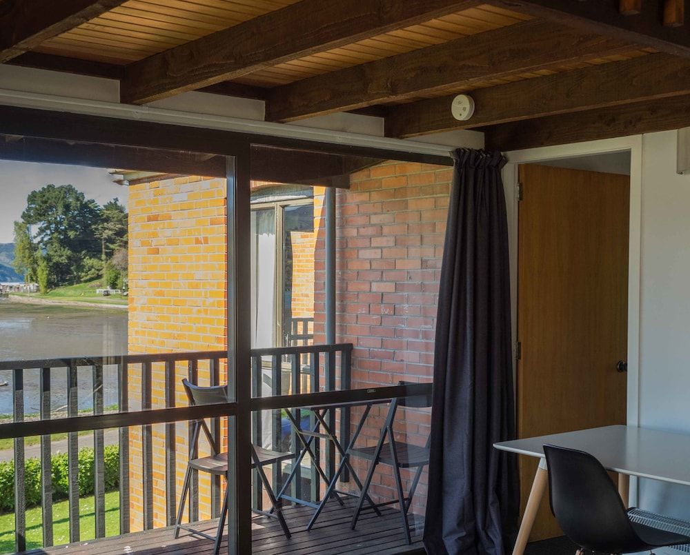 Duvauchelle Seaside Motel 2