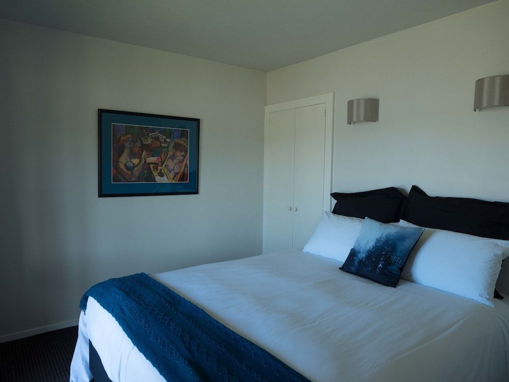 Duvauchelle Seaside Motel 3