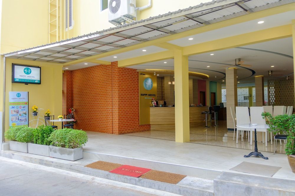 Happy Hostel 1