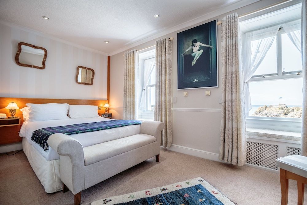 The Waterfront Hotel & Bistro 2