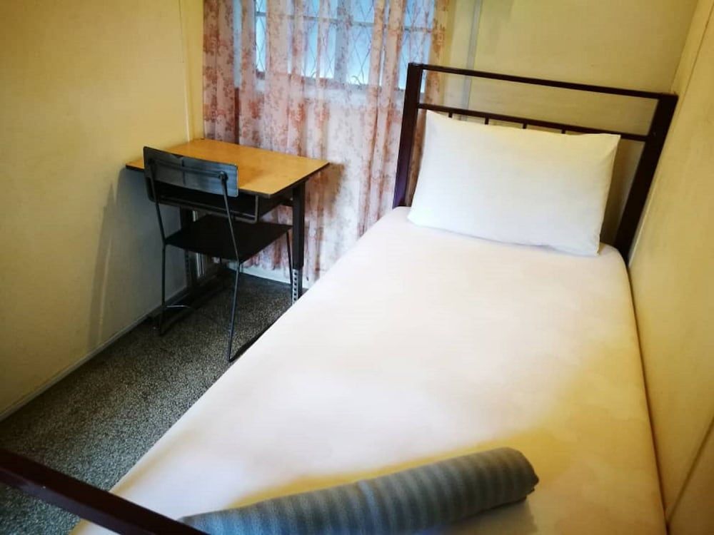 Grocers Inn Backpackers 1