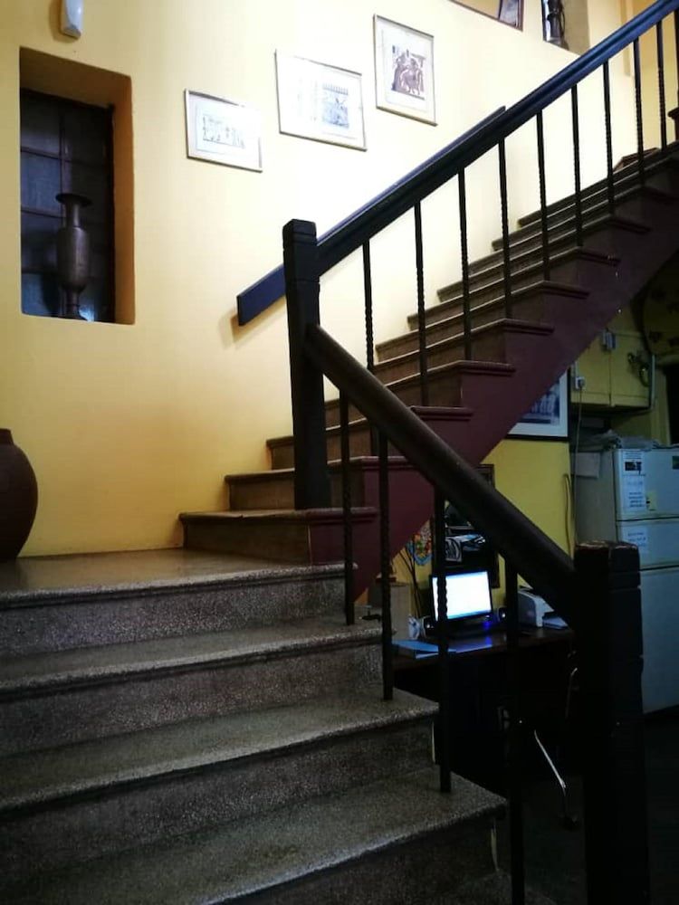 Grocers Inn Backpackers 2