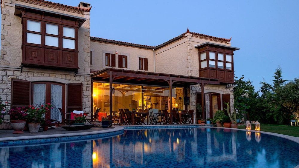 Sedirli Ev Alacati 1