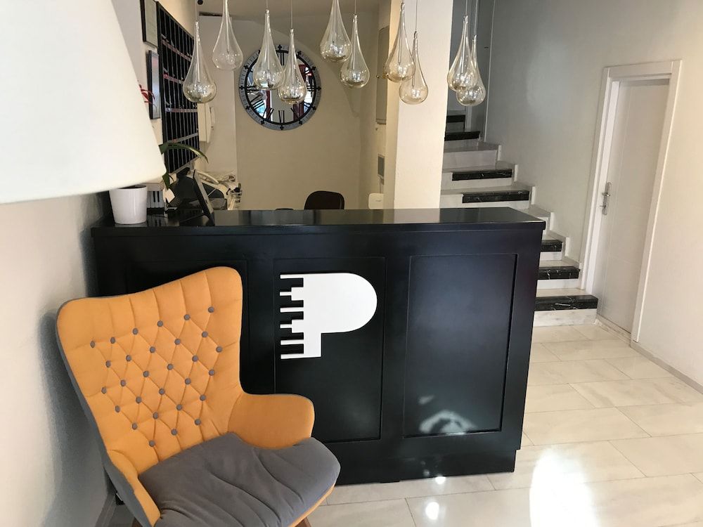 Piano Hotel 3