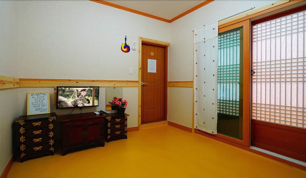 Beautiful House Hanok Stay 3