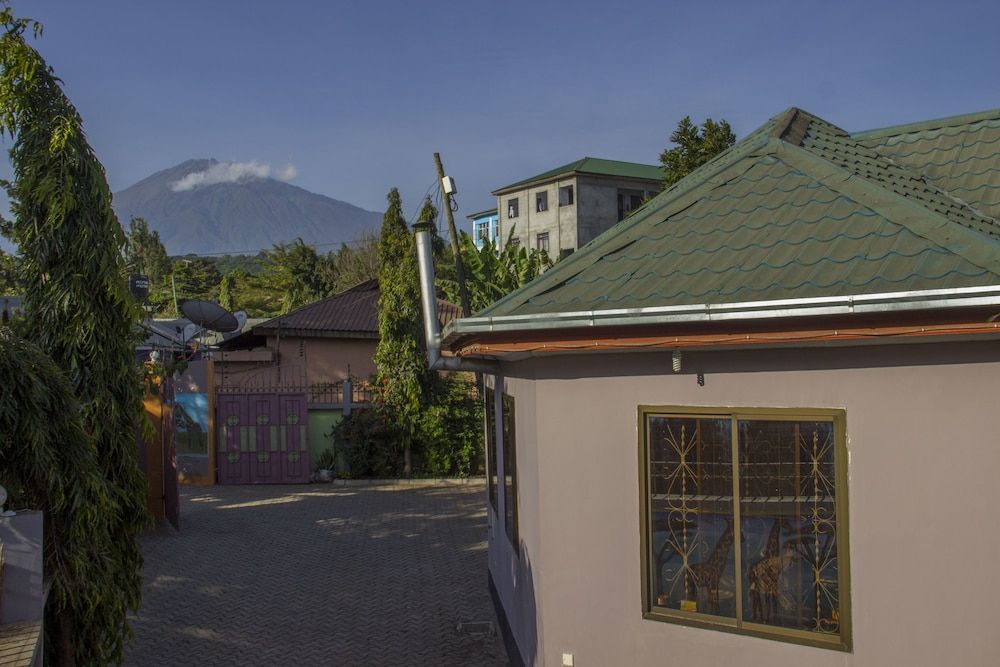 Arusha Giraffe Lodge 2