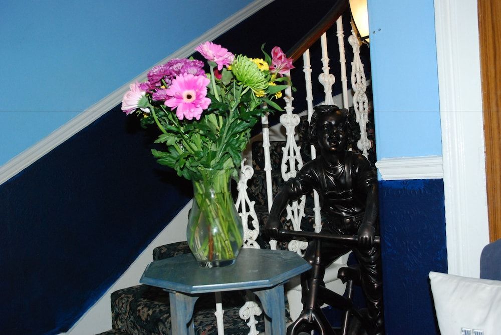 Glendale Guest House 2