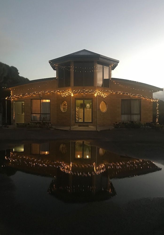 The 13th Apostle Backpackers