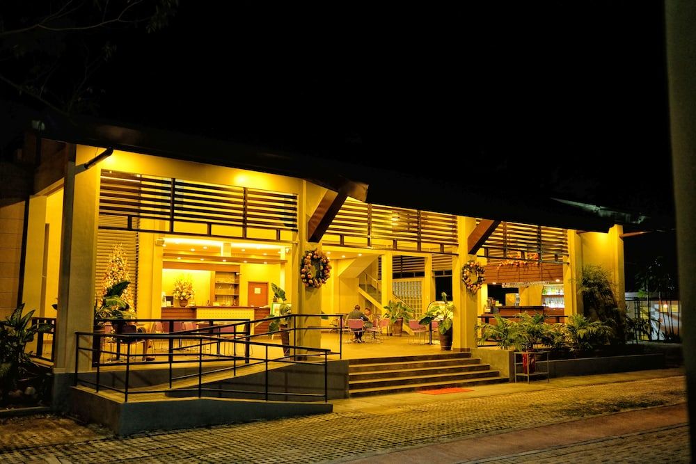 Seasons Hotel and Convention Center 2 Seasons Hotel and Convention Center 2