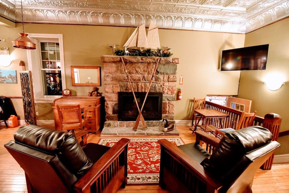 The Burleigh Falls Inn & Suites 3