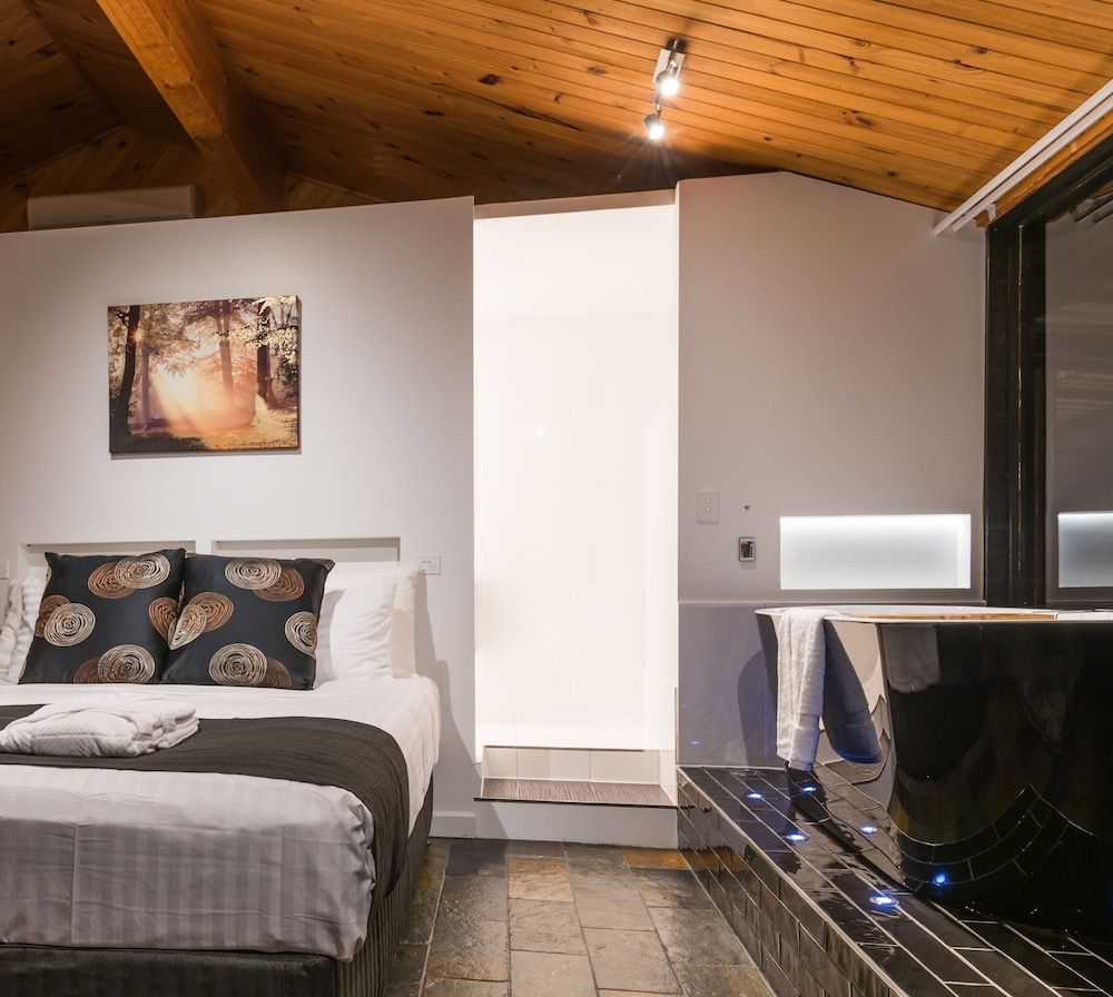 Waterfall Springs Retreat 2