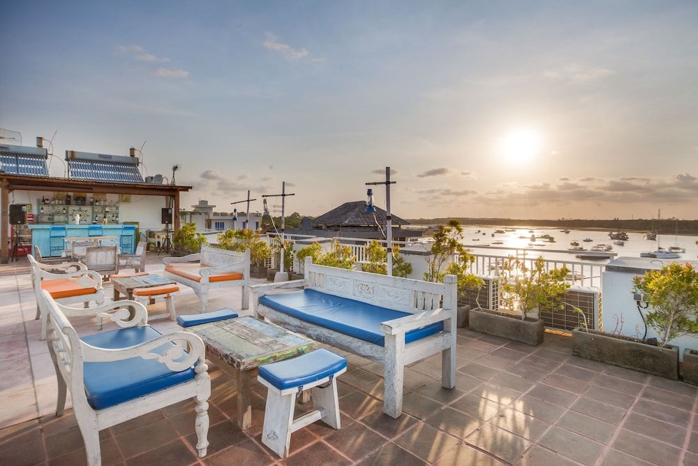 Paras Paros Marina Lodge 1