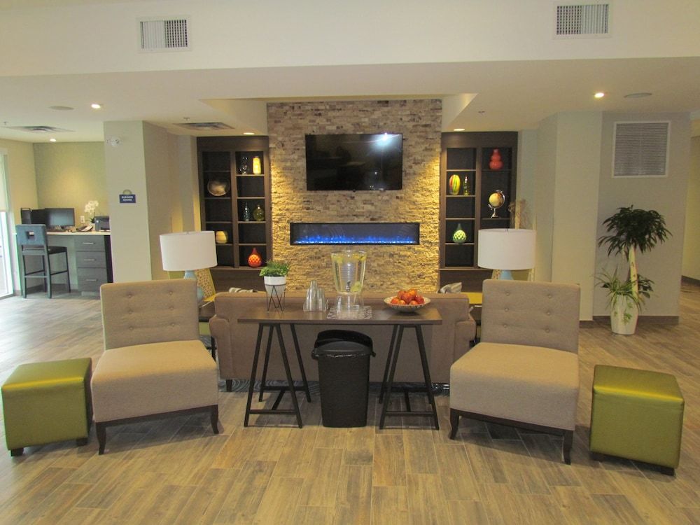 Days Inn & Suites by Wyndham Airdrie 2