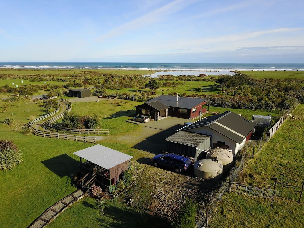 Koru Beach Cabin & B&B Homestay