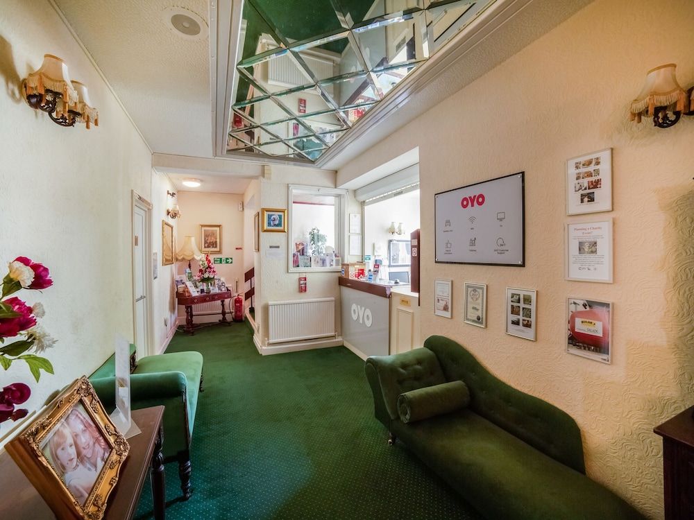 OYO The Cumberland Hotel 3