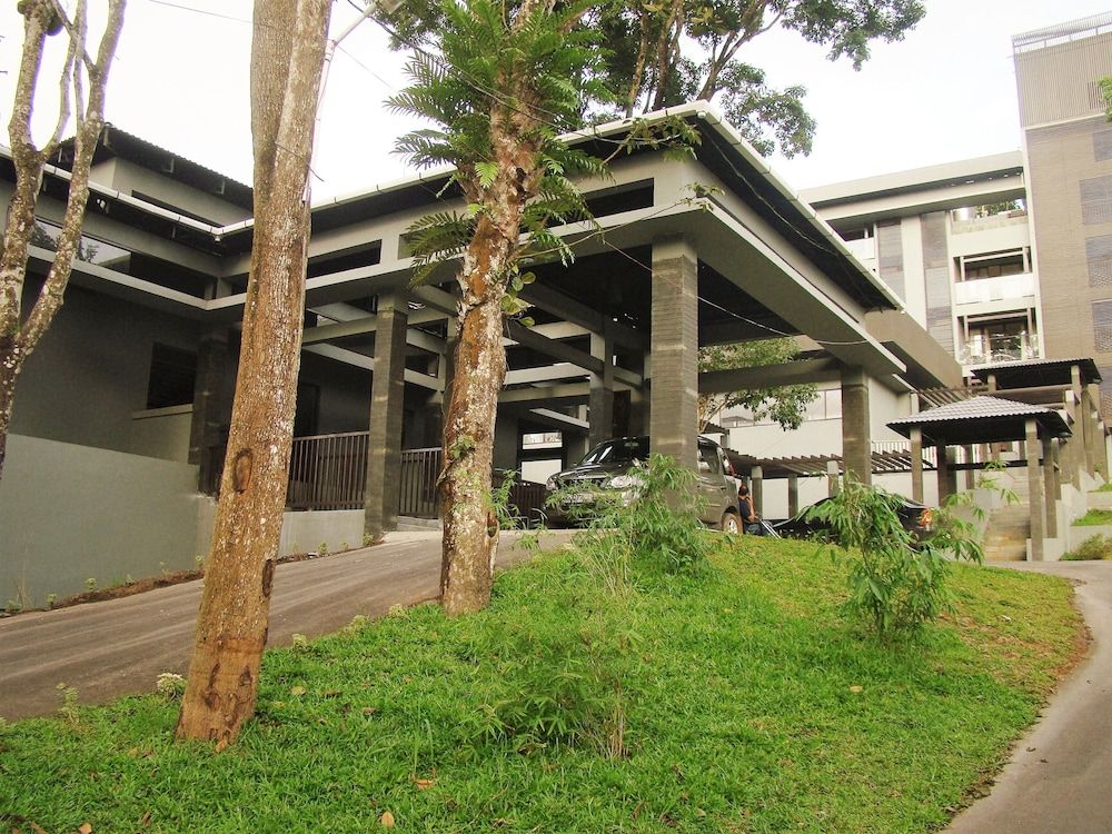 The Mountain Courtyard Thekady 2