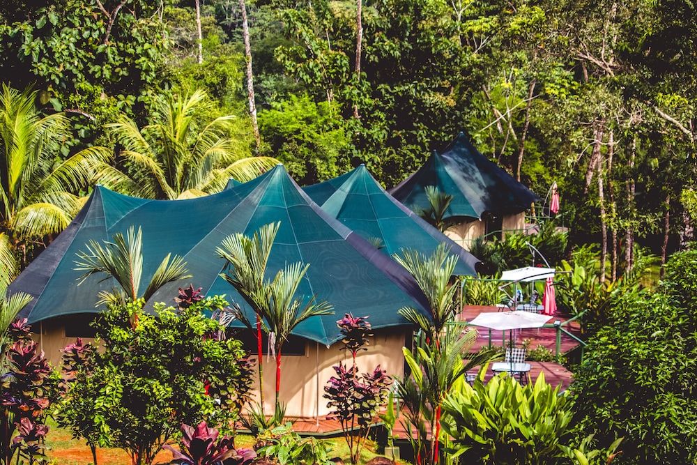 Manoas Luxury Camping and Villa Rentals