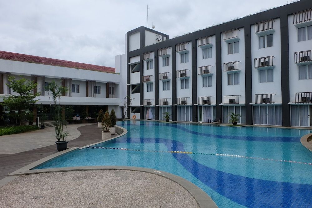 Front One Akshaya Hotel Karawang 1