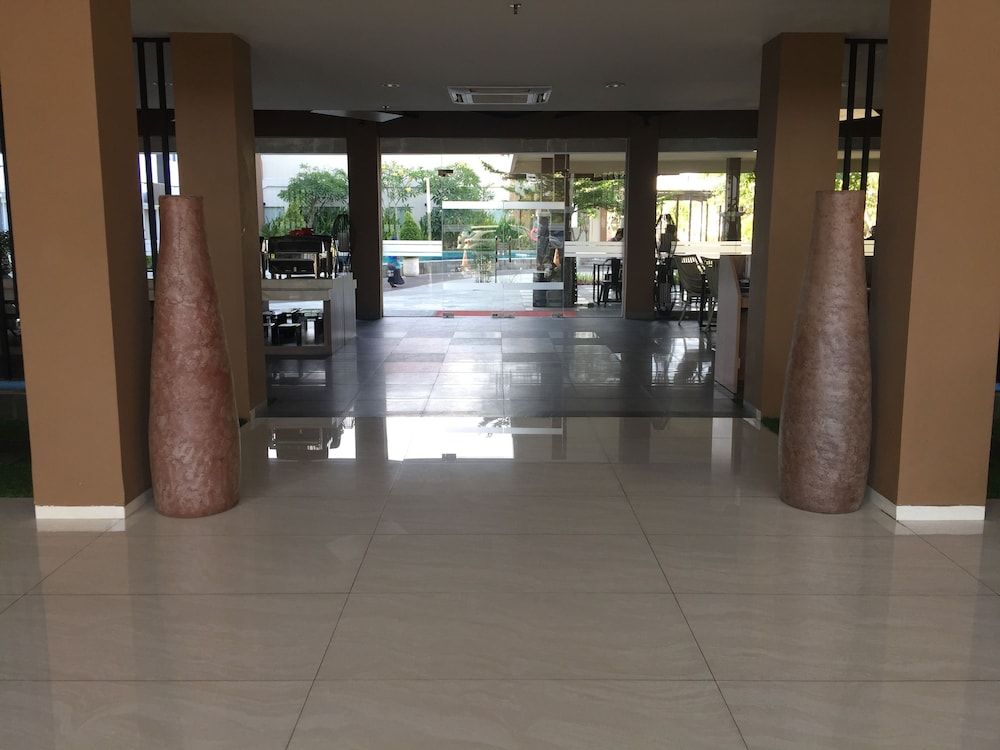 Front One Akshaya Hotel Karawang 2