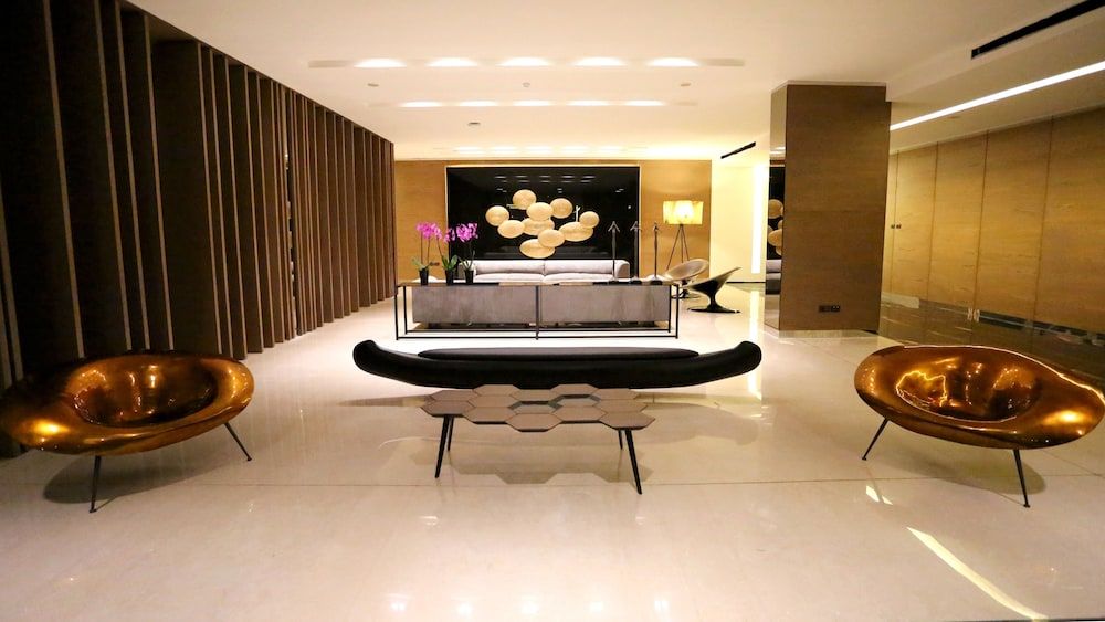 Mist Hotel And Spa By Warwick 2