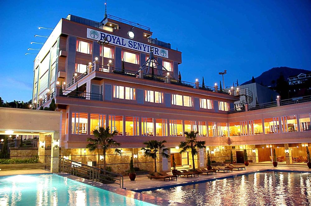 Royal Senyiur Hotel Tretes 1