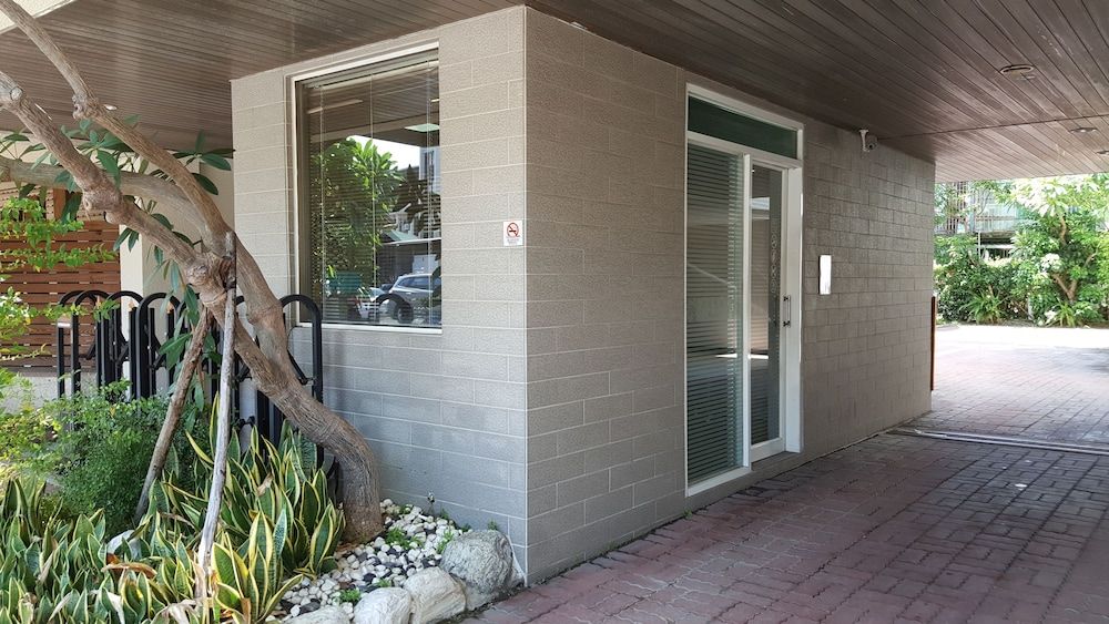 The Riverside Hotel & Motel 2