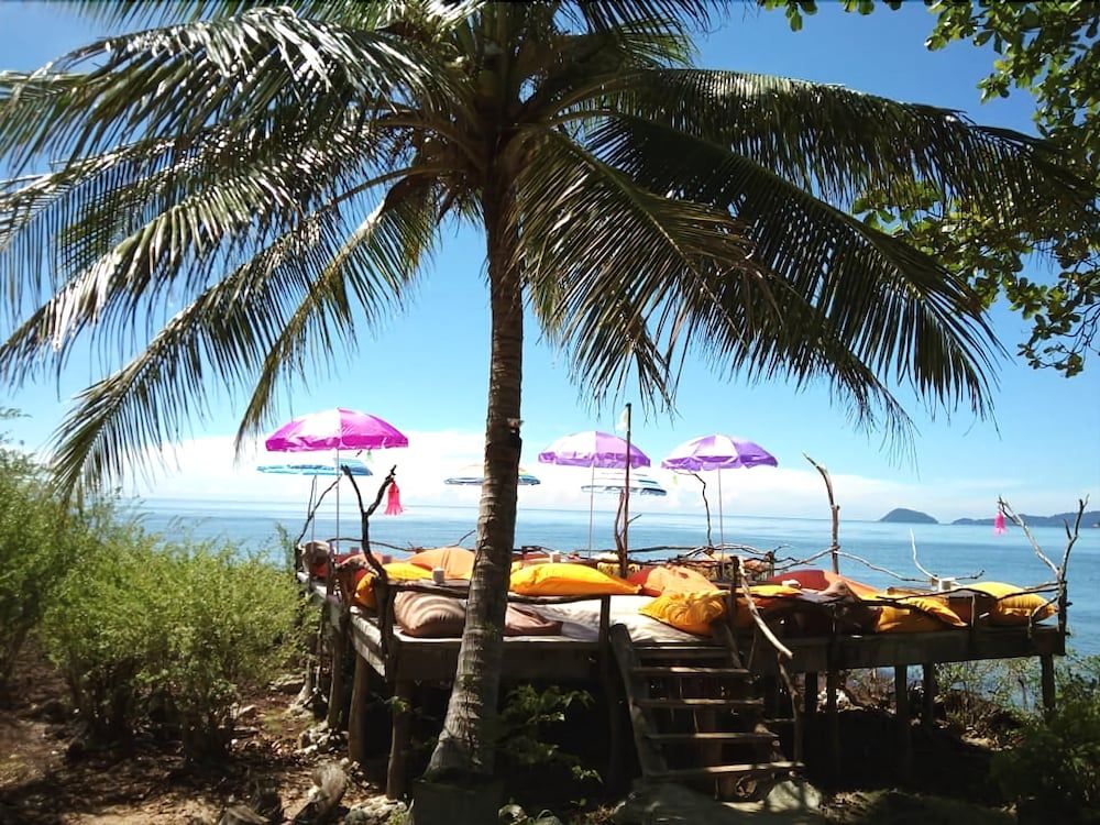 Banana Sunset Bar & Bungalows 3