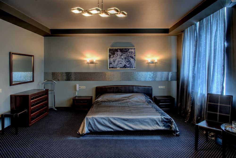 Alex Hotel on Dybenko 1