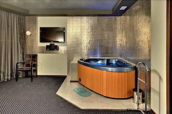 Alex Hotel on Dybenko 3