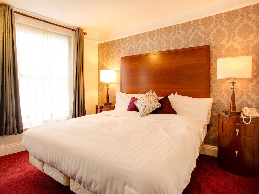 OYO The Rose and Crown Hotel 3