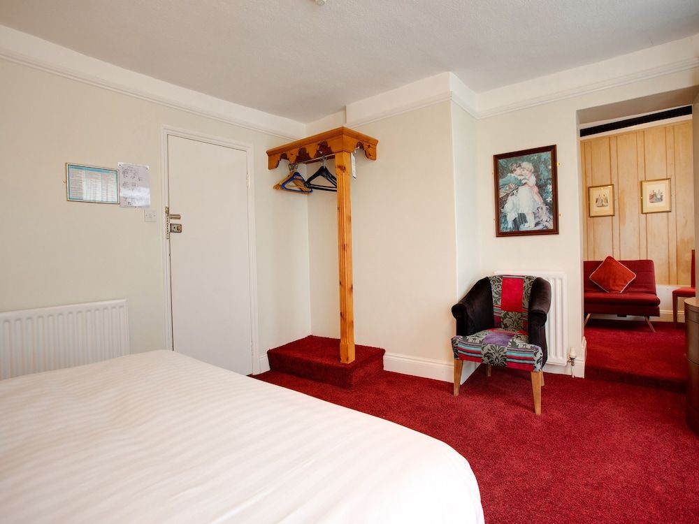 OYO The Rose and Crown Hotel 2