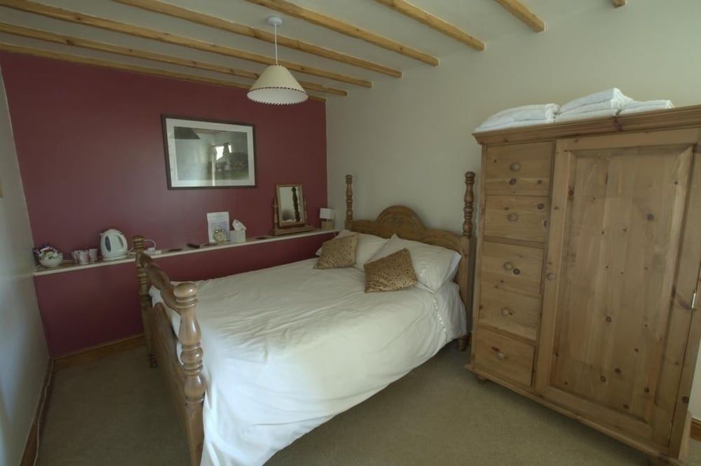 The Hare and Hounds Country Inn 2