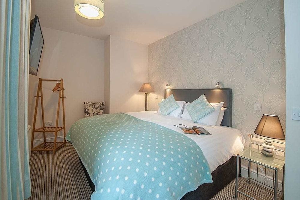 The Royal Hotel and Bar 3