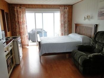 Clipper Shipp Beach Motel 2