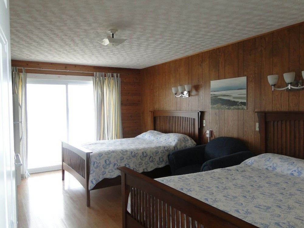 Clipper Shipp Beach Motel 3