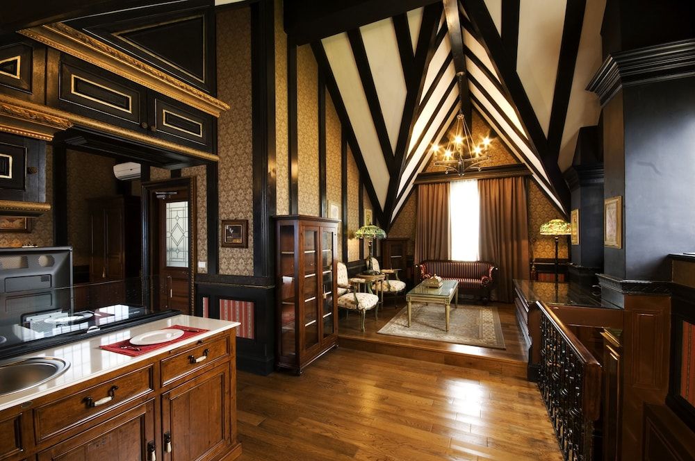 The Old England Manor 3