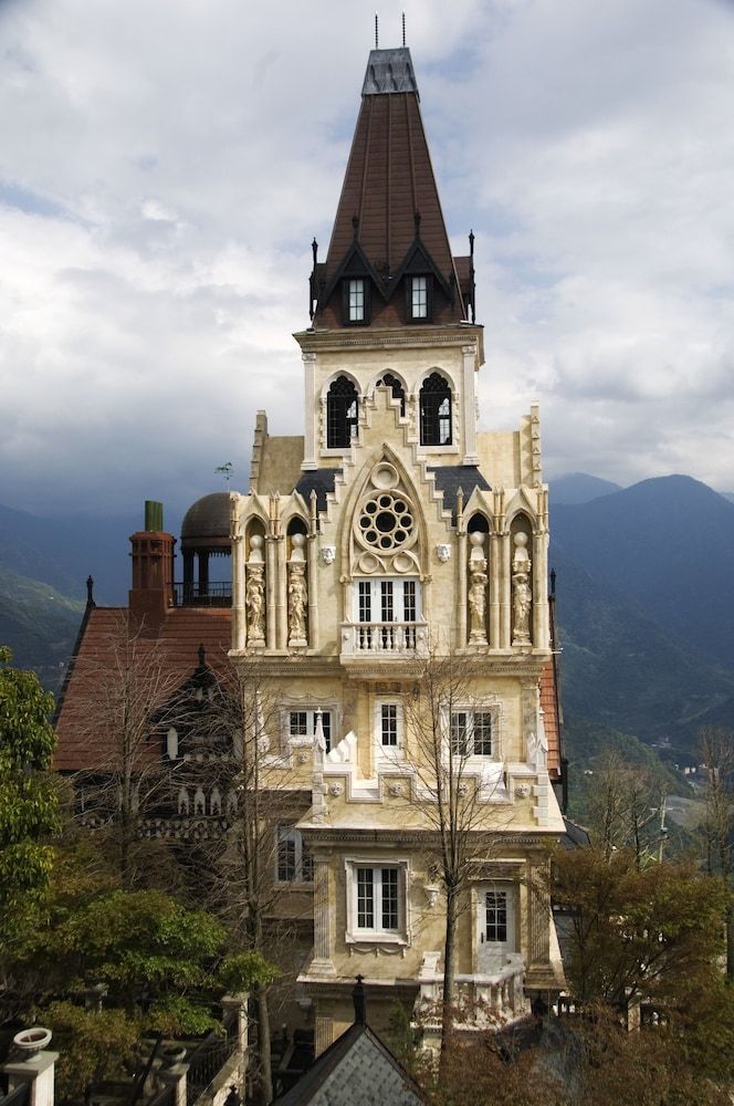 The Old England Manor 1