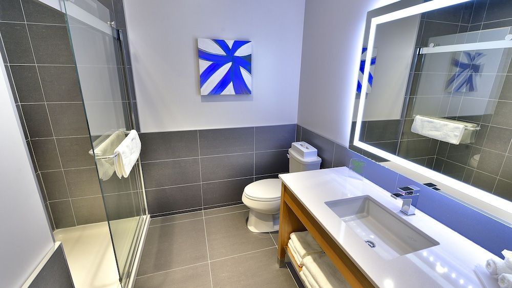 Holiday Inn Express & Suites Vaudreuil 2