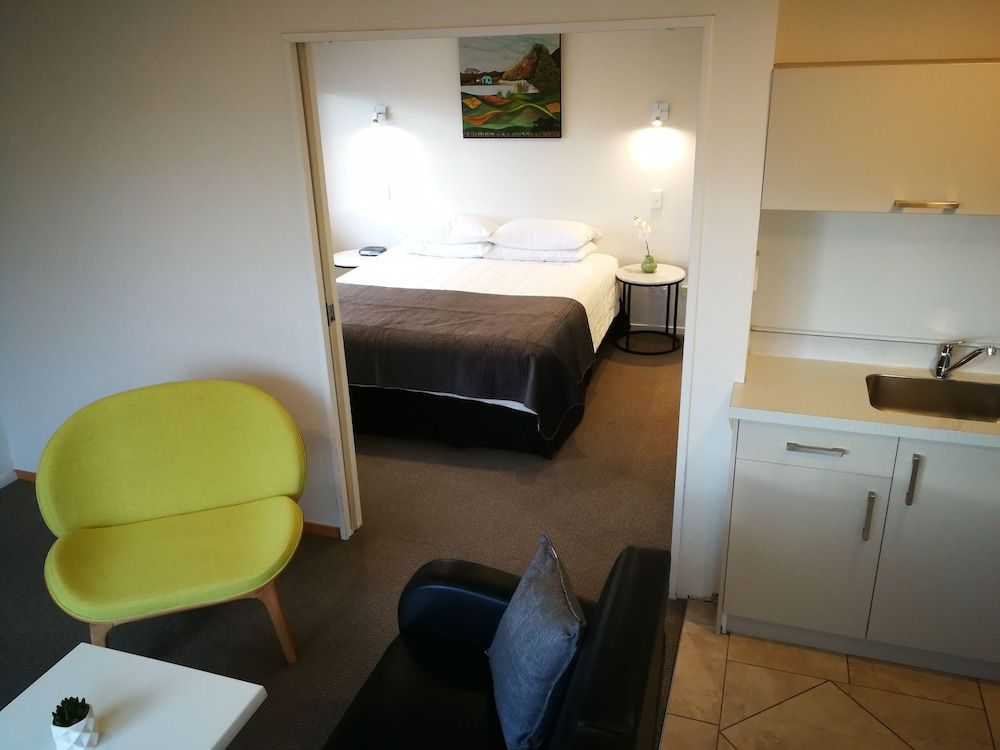 Le Chalet Suisse Motel Apartments 2 Le Chalet Suisse Motel Apartments 2