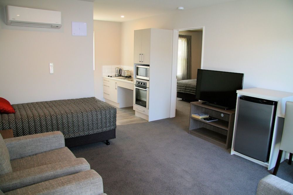 Oxford Village Motels 3