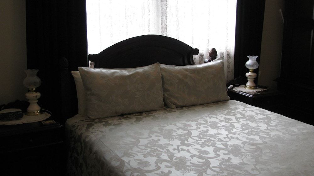 AAA - Ye Olde Post Office Cottage - Smithton 3