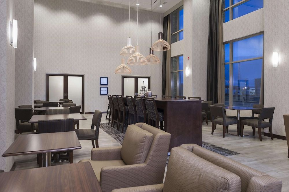 Hampton Inn & Suites by Hilton, Airdrie, AB, Canada 3