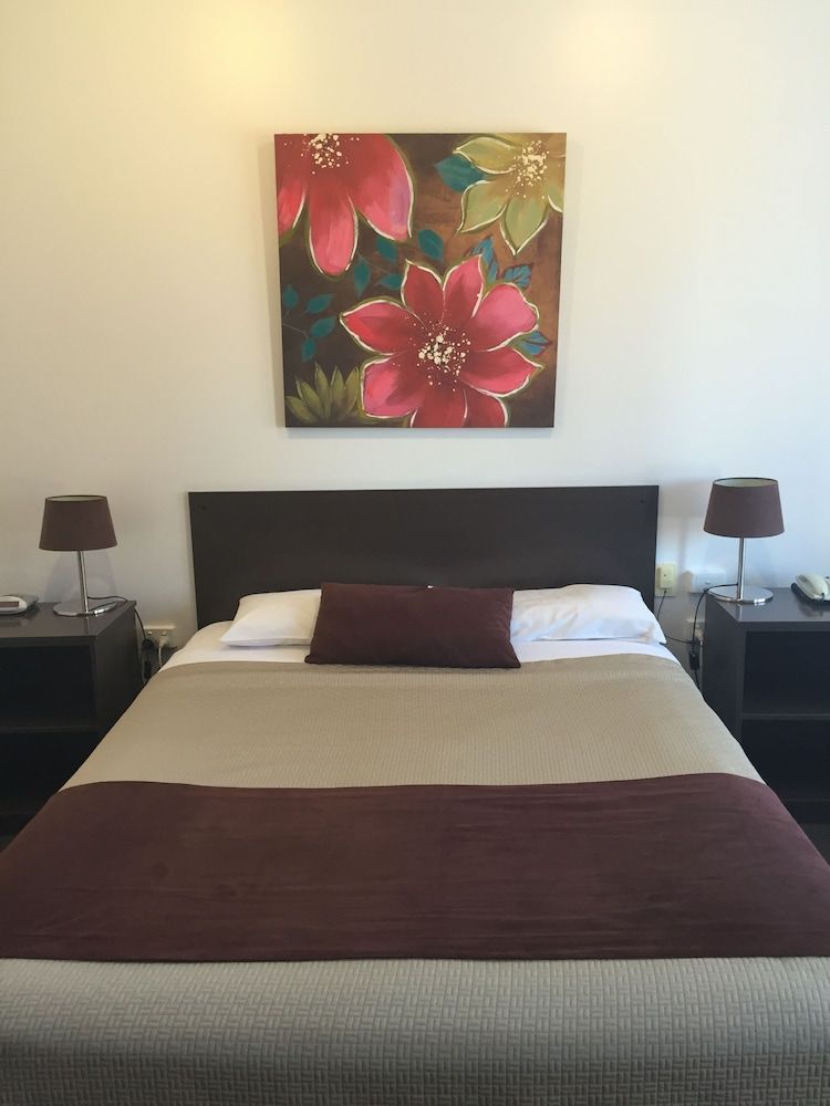 Ploughmans Motor Inn 3