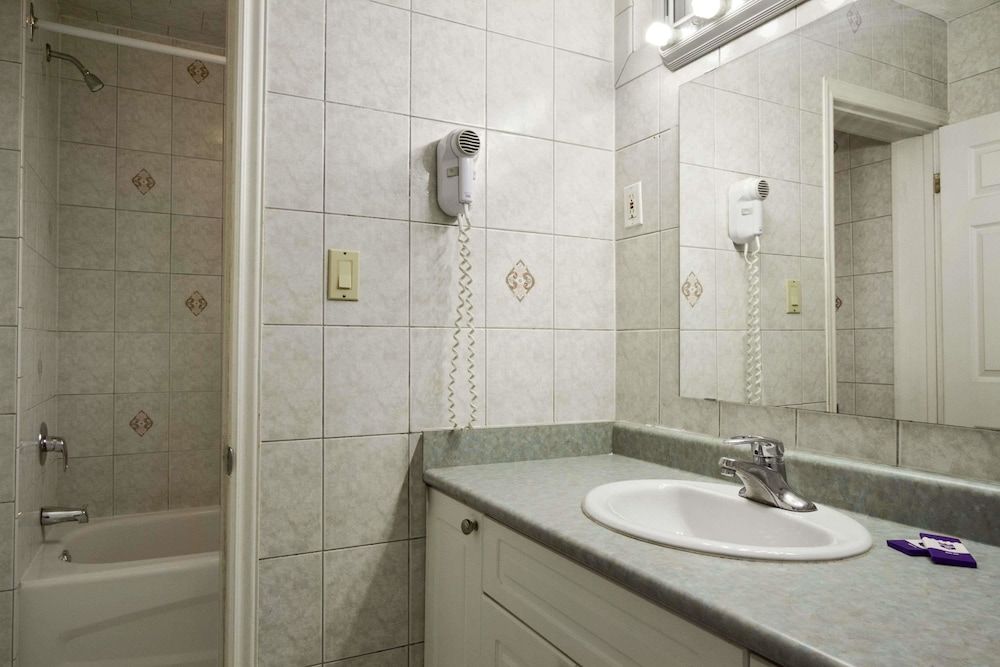 Knights Inn Burlington, ON 3