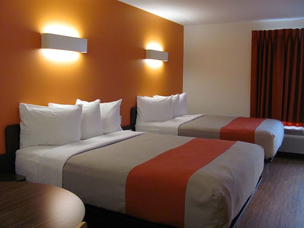 Motel 6 Airdrie, AB 3