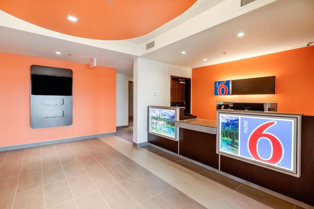 Motel 6 Airdrie, AB 2